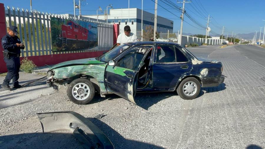 El accidente ocurrió cuando un automóvil presuntamente invadió el paso de una camioneta sobre el bulevar Jesús Valdés Sánchez.