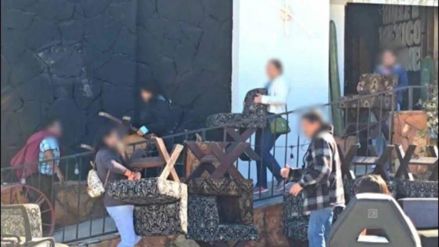 Los 21 exempleados acudieron al lugar acompañados por personal de la Secretaría del Trabajo.