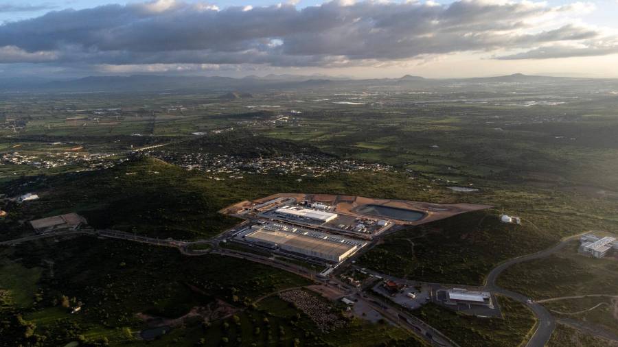 Cuando Microsoft abrió un centro de datos en el centro de México, los residentes dijeron que los cortes de electricidad eran cada vez más frecuentes y los cortes de agua se prolongaron durante semanas.