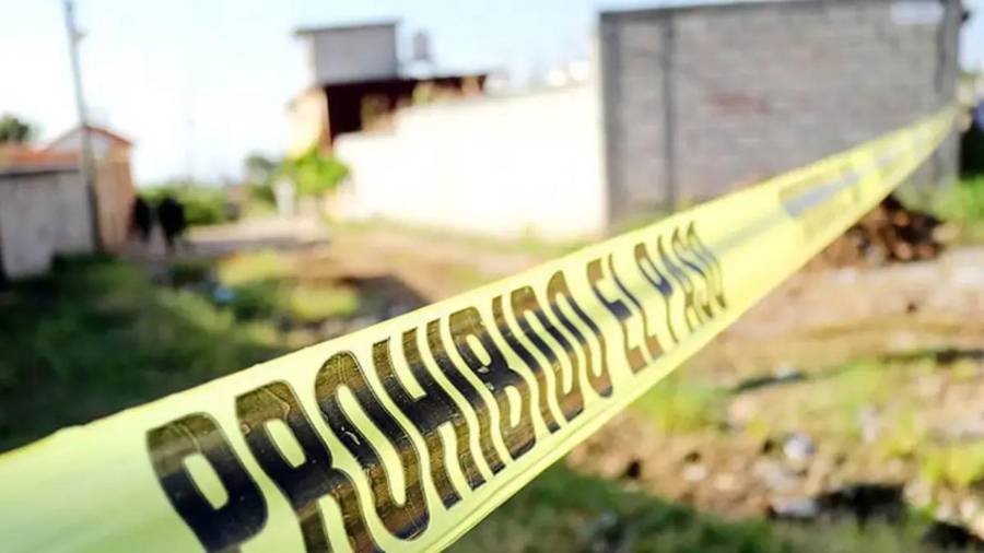 Elementos de seguridad acordonaron el domicilio ubicado en la colonia Lázaro Cárdenas tras el hallazgo del cuerpo.