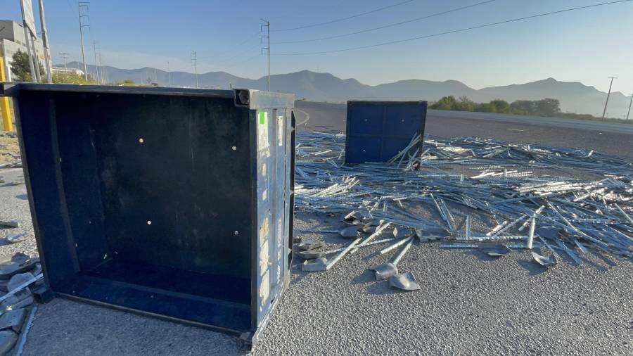 El operador del camión, identificado como Mario César, se dirigía a una empresa ubicada en el Parque Industrial Santa María cuando ocurrió el accidente que dejó únicamente daños materiales.