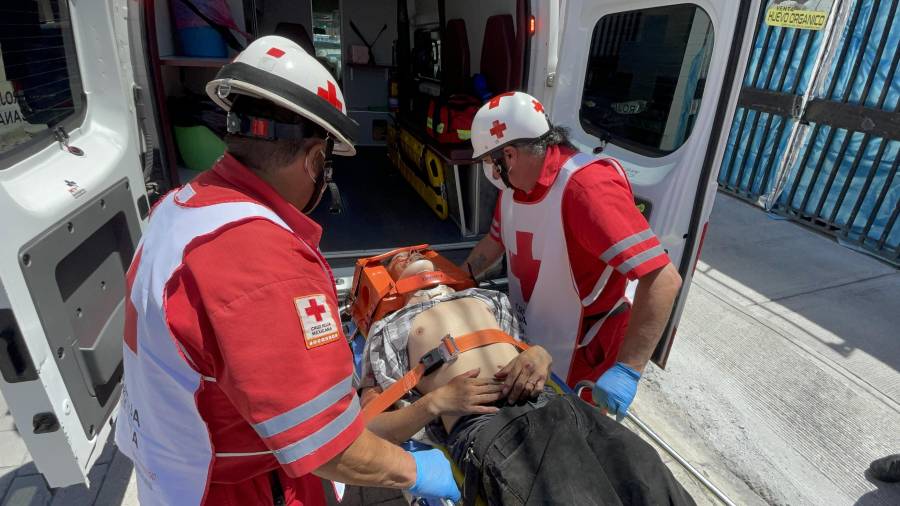 Elementos de la Policía Municipal solicitaron el apoyo de una ambulancia tras localizar al hombre lesionado.