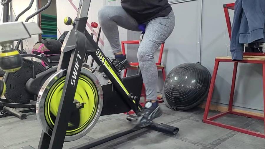 El spinning es una actividad de bajo impacto que fortalece el sistema cardiovascular y ayuda a prevenir enfermedades crónicas.