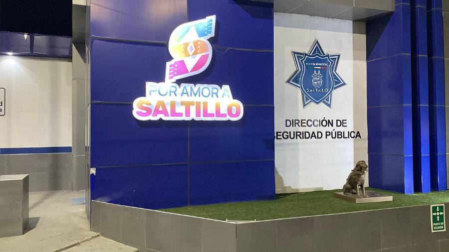 Después de una audiencia fue sacado del Centro de Justicia Penal en un vehículo blanco y llevado nuevamente a los separos municipales.