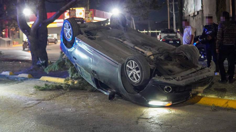 El vehículo Renault Logan volcado sobre su costado tras ser impactado a alta velocidad en el bulevar Moctezuma.