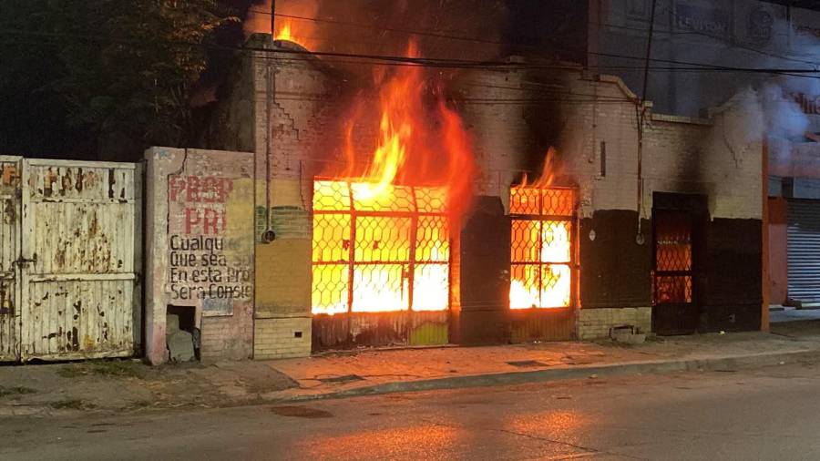 El incendio provocó severos daños en la estructura del inmueble ubicado sobre Presidente Cárdenas.