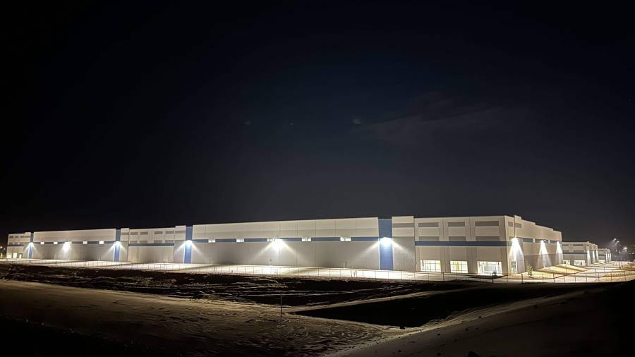 Un enorme almacén de 76,800 metros cuadrados en Socorro, un suburbio de El Paso, Texas. El almacén fue adquirido recientemente por el Departamento de Seguridad Nacional por 122.8 millones de dólares.