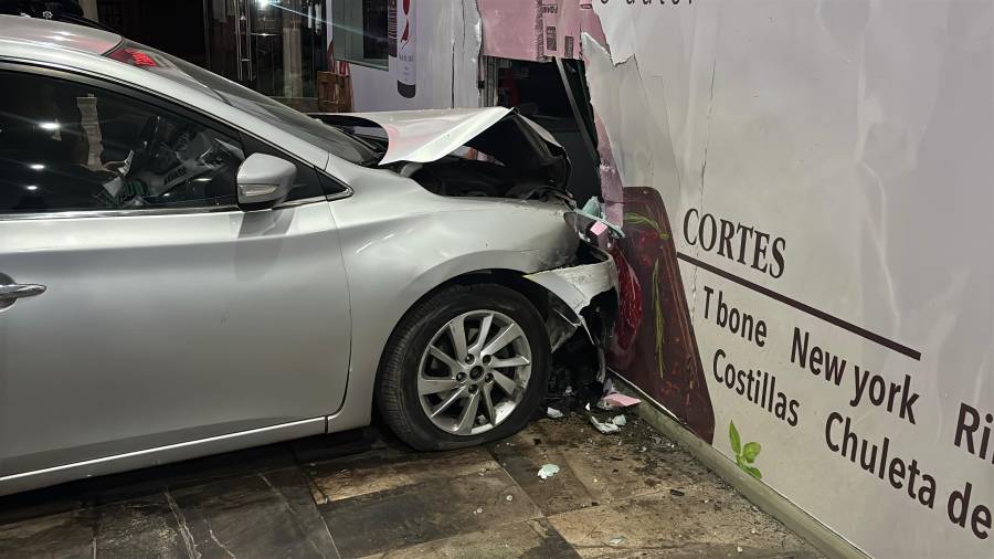 La conductora fue detenida luego de que los oficiales detectaron aliento alcohólico.