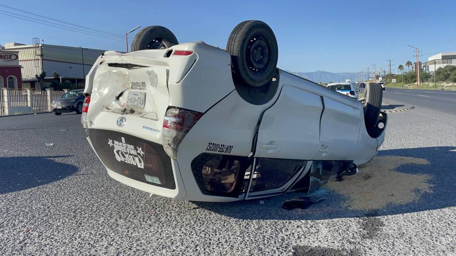 La camioneta Toyota Avanza terminó volcada sobre la zona del retorno en el libramiento Óscar Flores Tapia, luego de un accidente registrado la mañana de este jueves en Ramos Arizpe.
