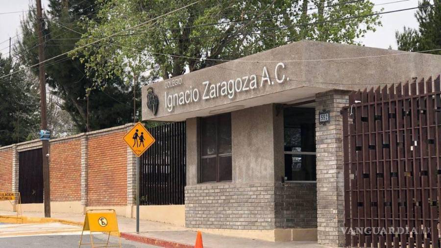 Padres y madres se manifestaron a las afueras del Colegio Ignacio Zaragoza, exigiendo medidas para combatir el calor dentro de las instalaciones.