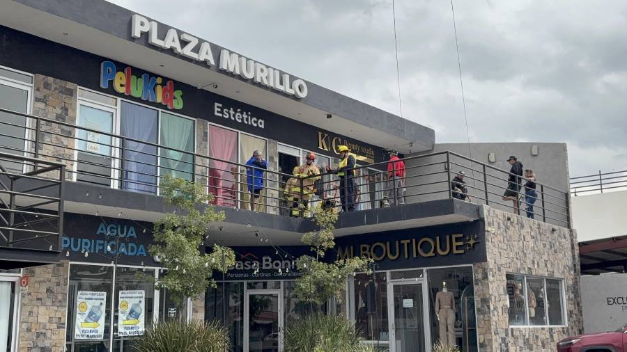 El humo que salía de la parte alta de la plaza alertó a los locatarios, quienes solicitaron apoyo de los cuerpos de emergencia.