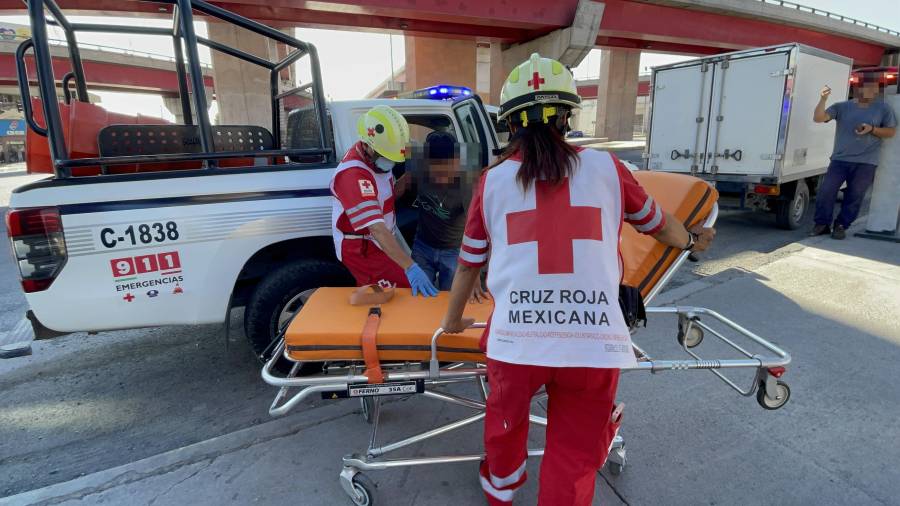 Paramédicos de la Cruz Roja brindaron atención prehospitalaria al motociclista lesionado, quien posteriormente fue trasladado al Hospital General para recibir valoración médica tras el accidente.
