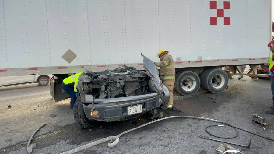 Elementos de Bomberos utilizaron equipo hidráulico y una grúa para liberar al conductor prensado; el uso del cinturón de seguridad fue clave para que el joven sobreviviera al aparatoso accidente.