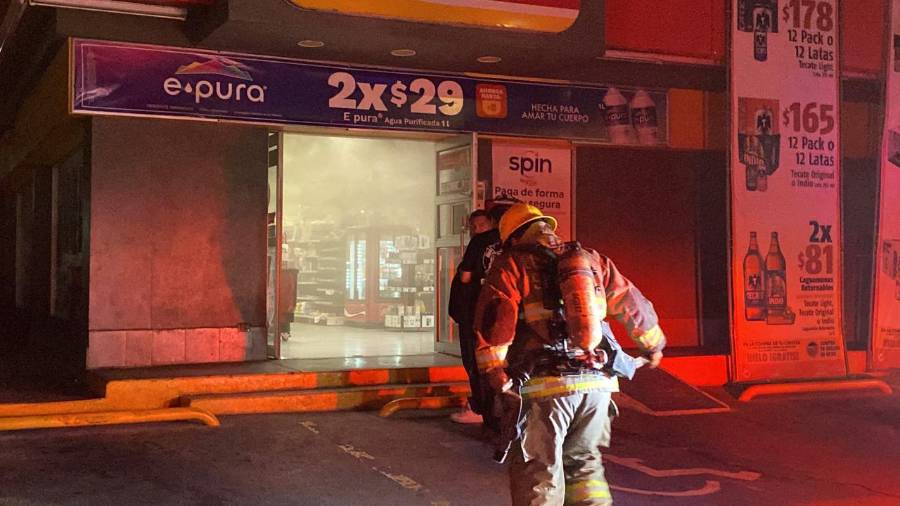 Elementos del Cuerpo de Bomberos trabajaron durante varios minutos en el interior de una tienda de conveniencia ubicada en Satélite Sur, donde un incendio movilizó a corporaciones de emergencia tras el reporte ciudadano recibido durante la noche.