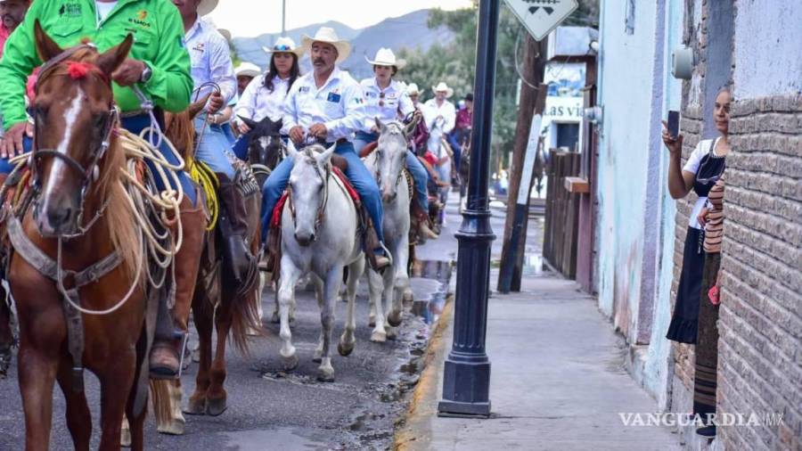 La tradición de la Cabalgata Navideña recorre las colonias de Sabinas, entregando juguetes y dulces.