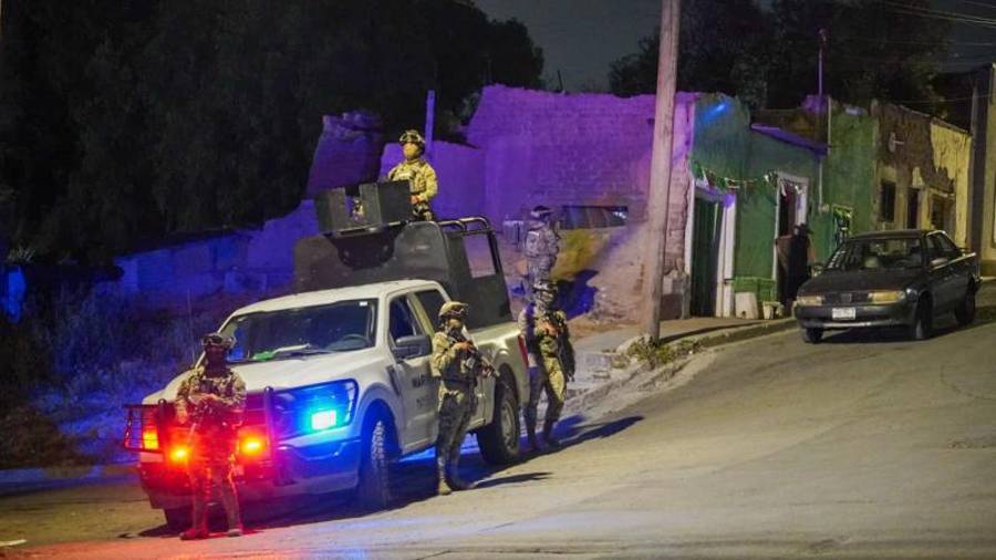 Elementos federales brindaron resguardo perimetral durante las acciones de investigación realizadas en la ciudad.