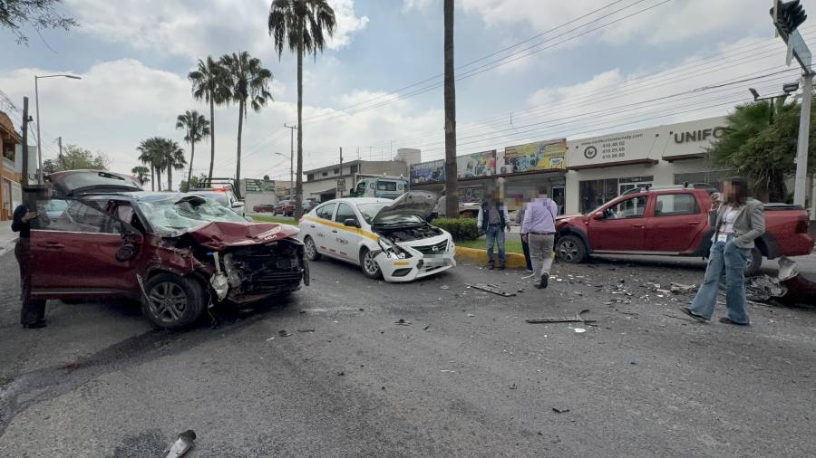 Tras el impacto, una camioneta Renault se proyectó contra el camellón central, mientras la Kia Seltos terminó volcando y cayendo sobre un taxi.