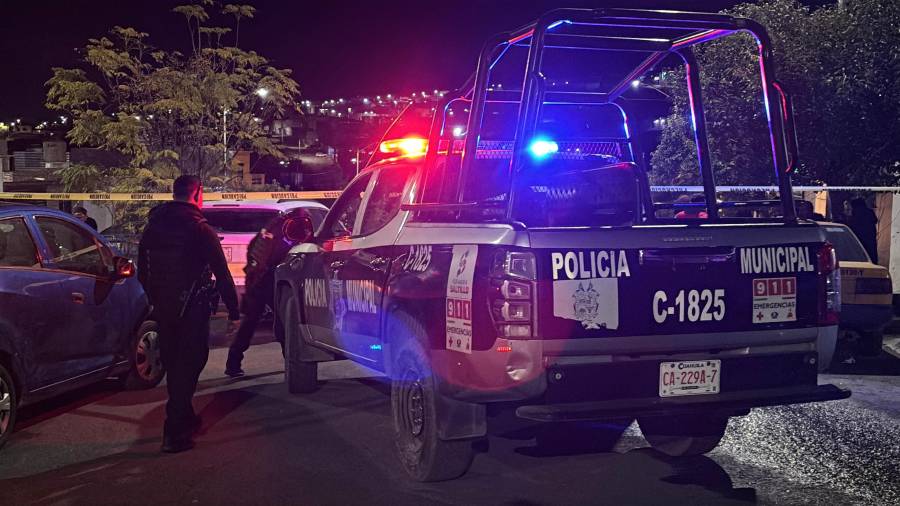 Elementos de la Policía Municipal aseguraron el domicilio tras el hallazgo del hombre fallecido.