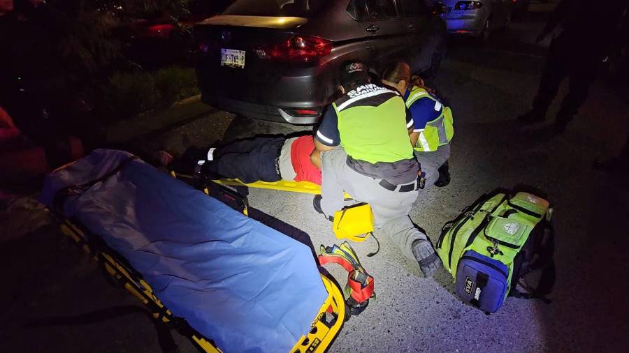 El accidente ocurrió en el cruce de Francisco de Urdiñola Sur e Ignacio Manuel Altamirano, en la colonia La Madrid, donde vecinos solicitaron el apoyo de los cuerpos de emergencia al encontrar al hombre inconsciente sobre la carpeta asfáltica.