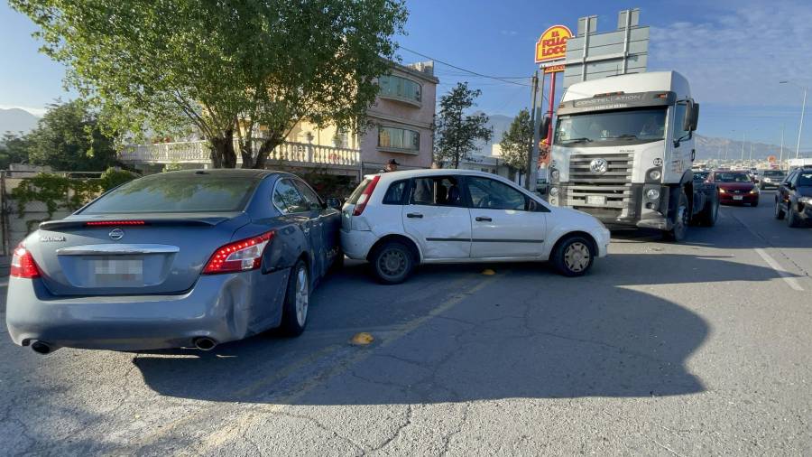 Los vehículos involucrados quedaron atravesados y en dirección contraria sobre el carril lateral del periférico, situación que obligó a las autoridades a implementar labores de abanderamiento para evitar nuevos incidentes.
