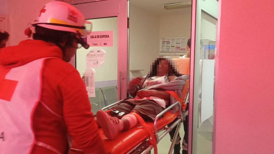 Paramédicos atendieron a la mujer en la colonia Azteca antes de su traslado.