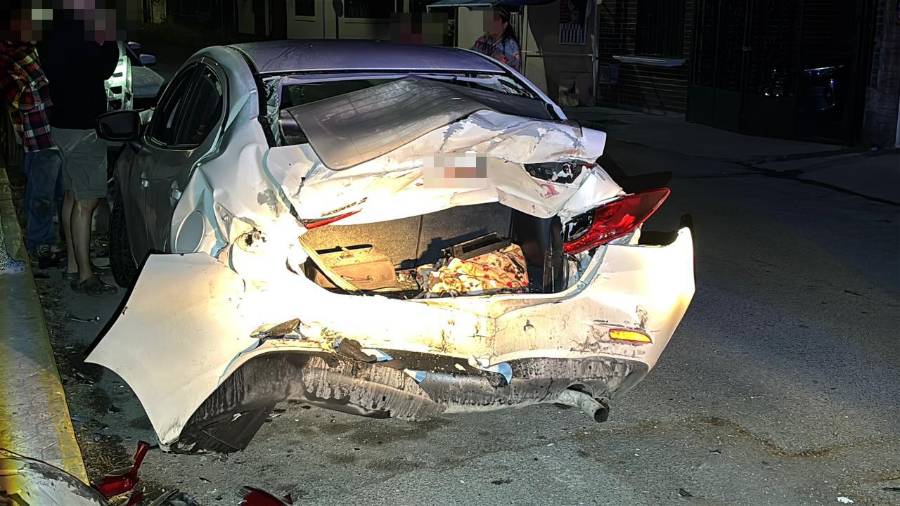 El Mazda impactado fue proyectado contra otro vehículo debido a la fuerza del choque.