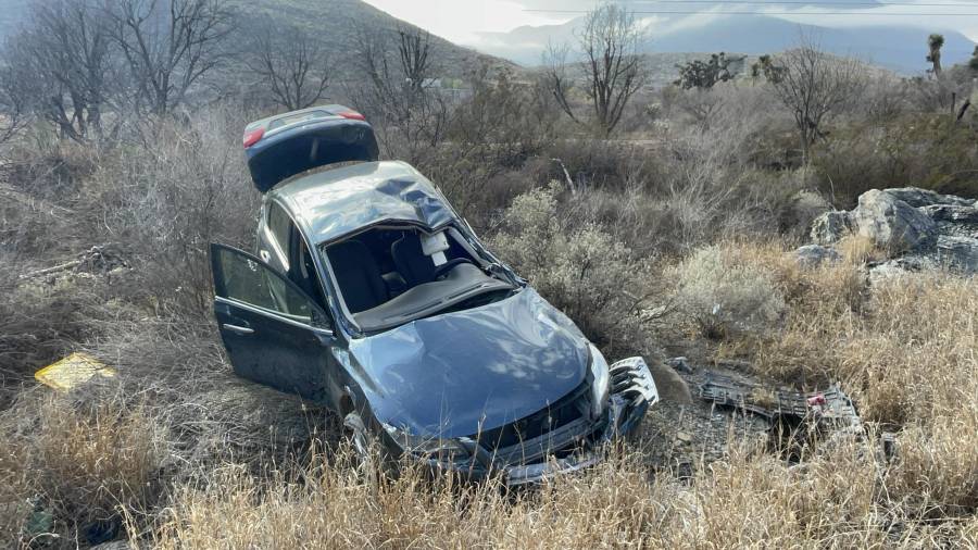 El automóvil Nissan Sentra terminó volcado fuera de la cinta asfáltica tras el accidente registrado en la carretera libre Saltillo–Torreón.