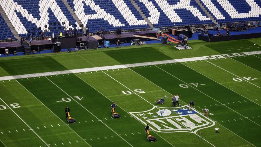 El Real Madrid invirtió más de 2,500 millones de pesos en su sistema retráctil de pasto natural en el Santiago Bernabéu, demostrando que cuando existe voluntad y presupuesto sí es posible priorizar superficies más seguras.