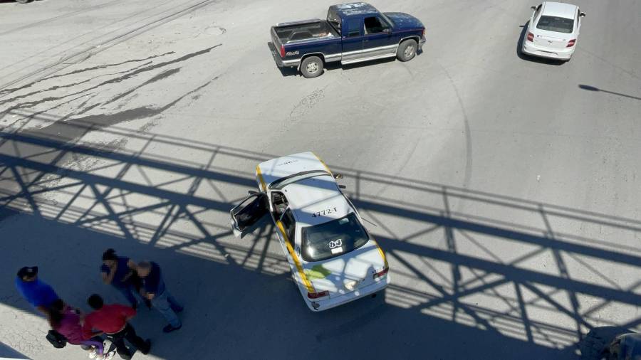 Dos personas que viajaban en un taxi resultaron lesionadas tras un choque provocado por una camioneta en el cruce de Otilio González y Loma de los Pavorreales.