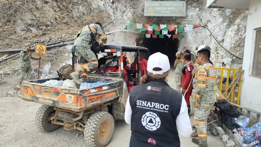 El gobernador Rubén Rocha Moya visitó la zona del rescate para supervisar trabajos y reunirse con brigadas.