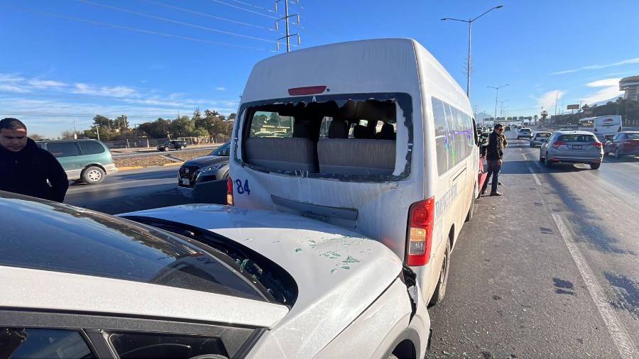 Cuatro vehículos resultaron con daños materiales tras el choque en dirección a Arteaga.