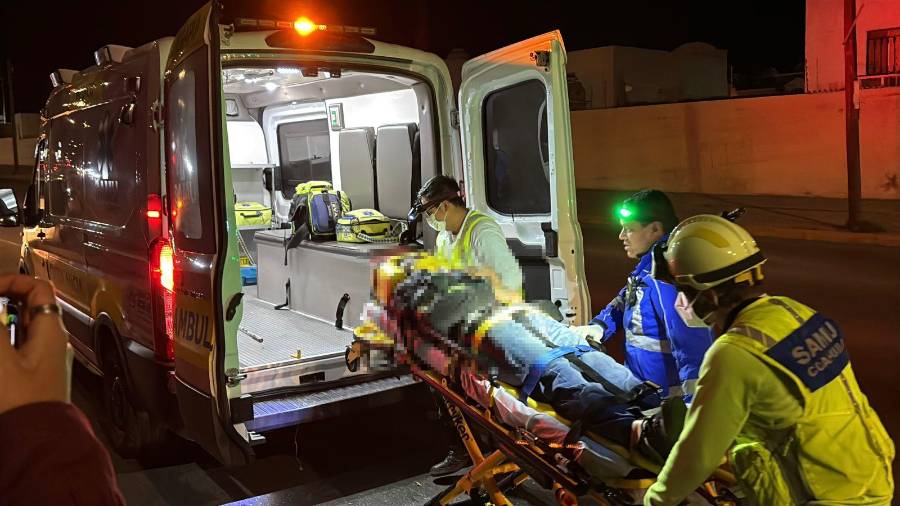 El motociclista fue trasladado al Hospital General tras resultar con una probable fractura.