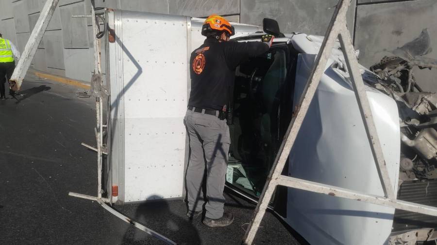 Camioneta con caja seca vuelca sobre el Bulevar Díaz Ordaz, en Monterrey; autoridades no localizaron al conductor en el lugar del accidente.