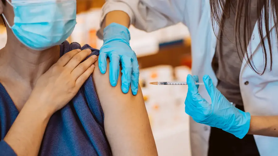 La Secretaría de Salud de Coahuila informó que se encuentra a la espera para iniciar la campaña de vacunación contra la Influenza.
