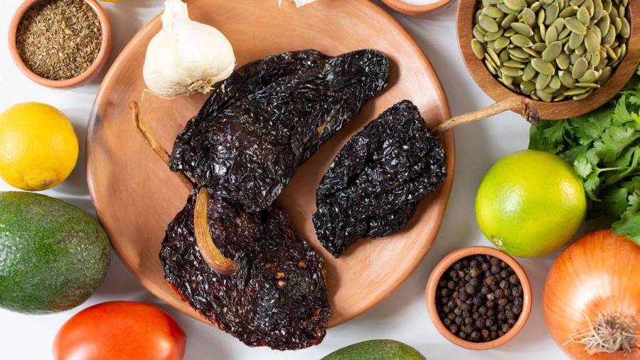 Favorito. Su aroma ahumado y su sabor profundo continúa conquistando paladares en salsas, guisos y más.