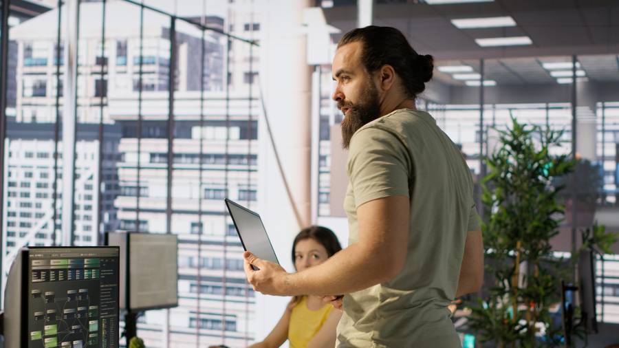 El ‘agent boss’, gestor de agentes inteligentes o responsable agéntico, es el especialista capaz de dirigir, supervisar y coordinar los programas de inteligencia artificial denominados agentes de IA .