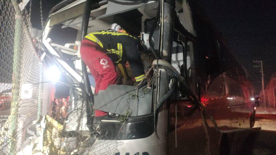 Un autobús se impactó contra personal que realizaba recarpeteo en la carretera a Laredo; autoridades reportaron un fallecido y 20 lesionados