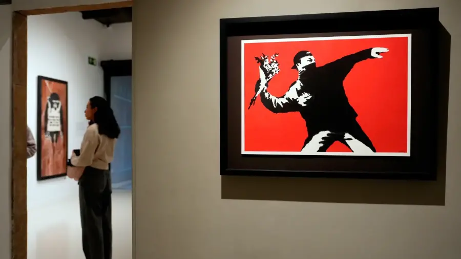 El arte de Banksy continúa su crítica al poder y los sistemas de opresión en nueva exposición