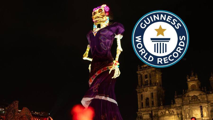 La Catrina de 33.41 metros fue reconocida por Guinness como la más alta del mundo durante su inauguración en el Zócalo.