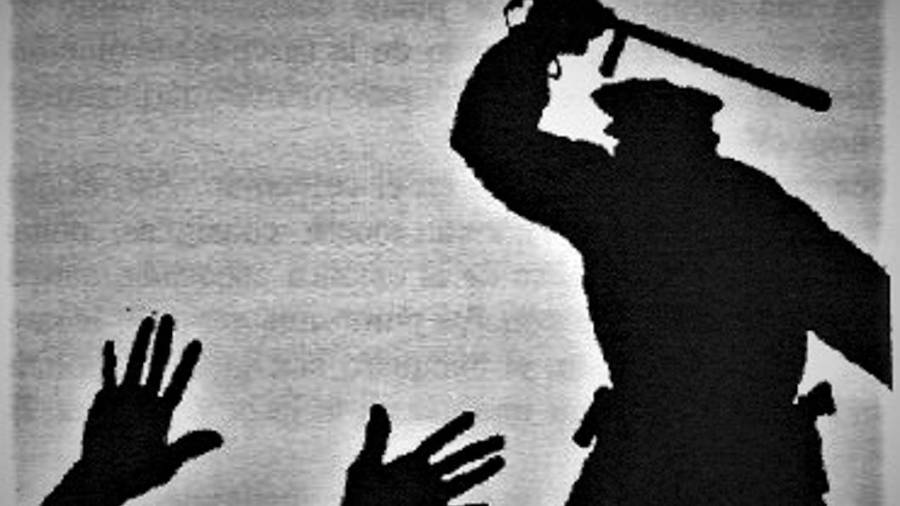 Un video aportado por la víctima desmintió la versión oficial del Ayuntamiento, al mostrar el momento en que un agente arroja desde una patrulla la cartera sustraída durante el operativo.