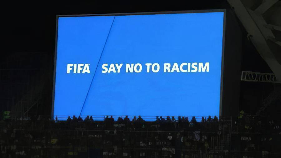 La FIFA reveló que durante la fase de grupos del Mundial 2026 identificó 89 mil publicaciones ofensivas en redes sociales, de las cuales el 11% contenían mensajes racistas.