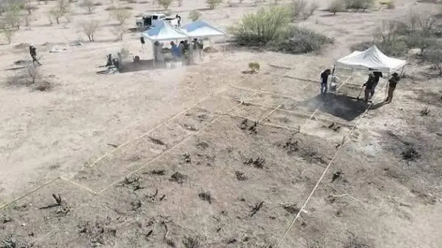 Autoridades coahuilenses siguen recolectando evidencia de restos humanos en fosas clandestinas de la entidad.