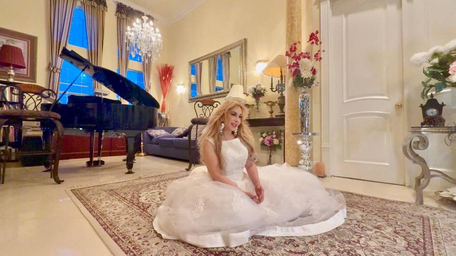 Estrella. Helena del Pilar es una artista y compositora colombiana que es reconocida por su potente voz.