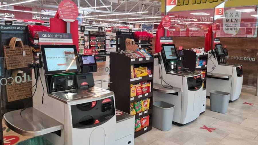 Soriana prevé reducir gradualmente su plantilla y ampliar el uso de IA y cajas de autopago ante el impacto de los aumentos al salario mínimo en sus costos laborales.