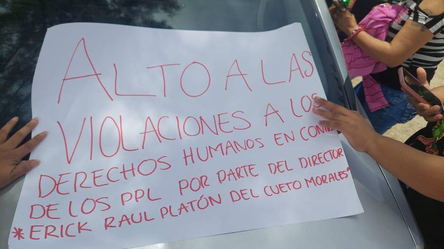 Los manifestantes advirtieron que una mayoría de personas privadas de la libertad podría iniciar una huelga de hambre en protesta por las condiciones al interior del centro penitenciario.