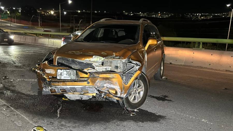 El vehículo terminó en medio de la vialidad tras impactarse contra el muro de contención.