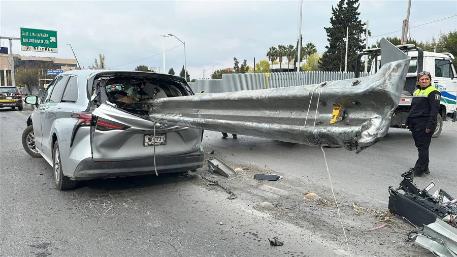 Una barrera metálica atravesó de lado a lado una camioneta tras un accidente registrado en el bulevar Nazario Ortiz Garza, al oriente de Saltillo.