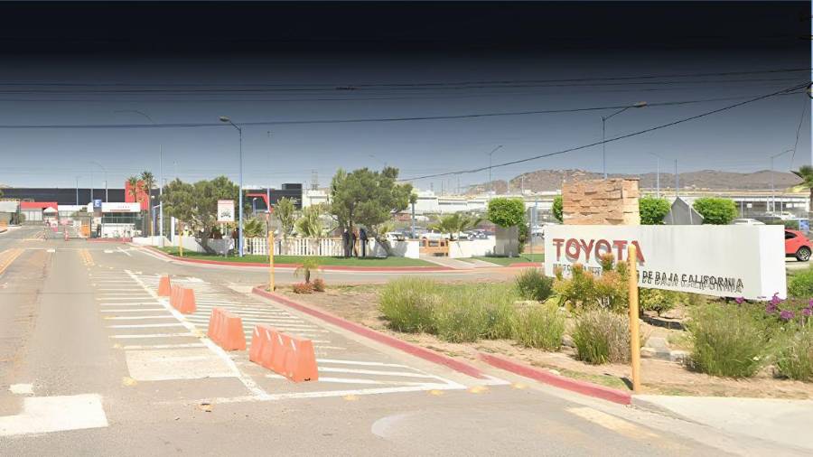 Economía desmintió que Toyota abandone México y aclaró que solo trasladará gradualmente parte de la producción de la Tacoma a EU.