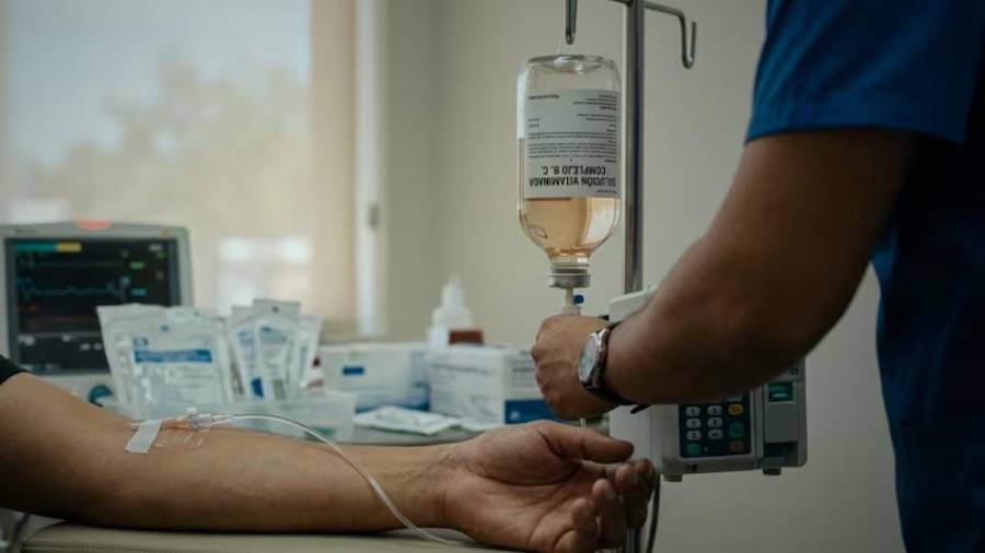 La aplicación de sueros vitaminados sin supervisión médica vuelve a estar en la mira tras casos fatales en Sonora. Autoridades y expertos alertan sobre efectos adversos y riesgos graves.