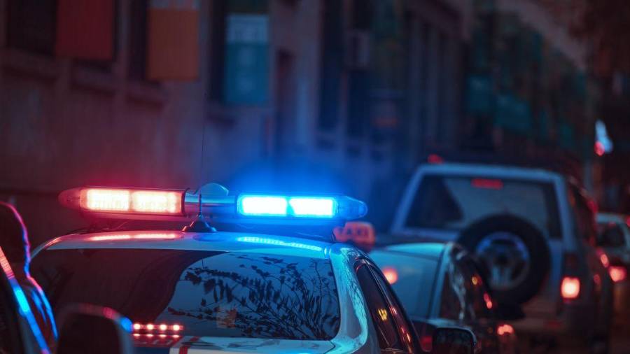 Un enfrentamiento entre civiles armados y agentes ministeriales en Santiago, Nuevo León, dejó dos presuntos delincuentes abatidos, dos personas detenidas y un agente lesionado durante la madrugada.